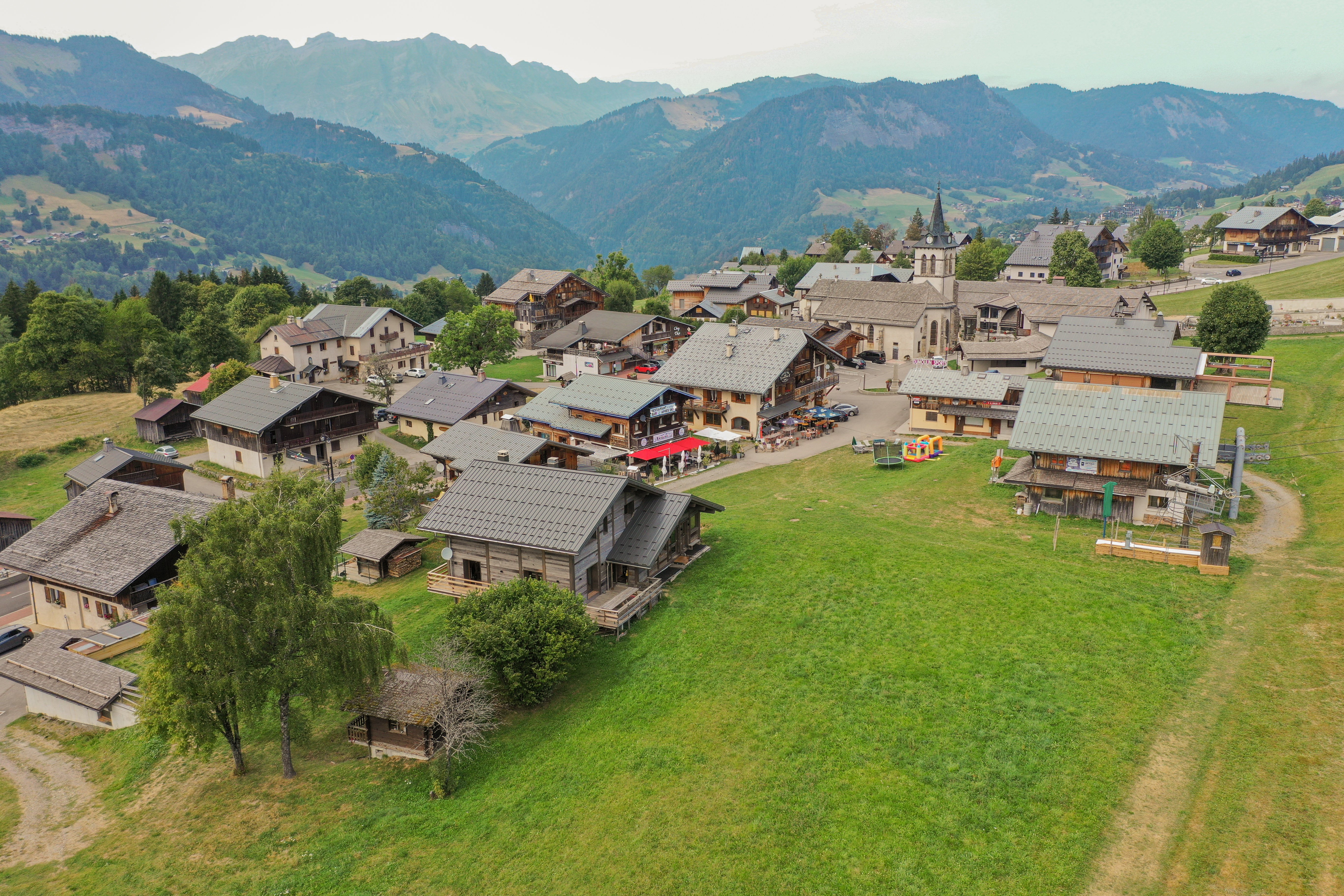 SUR LES PISTES et AU CENTRE du village