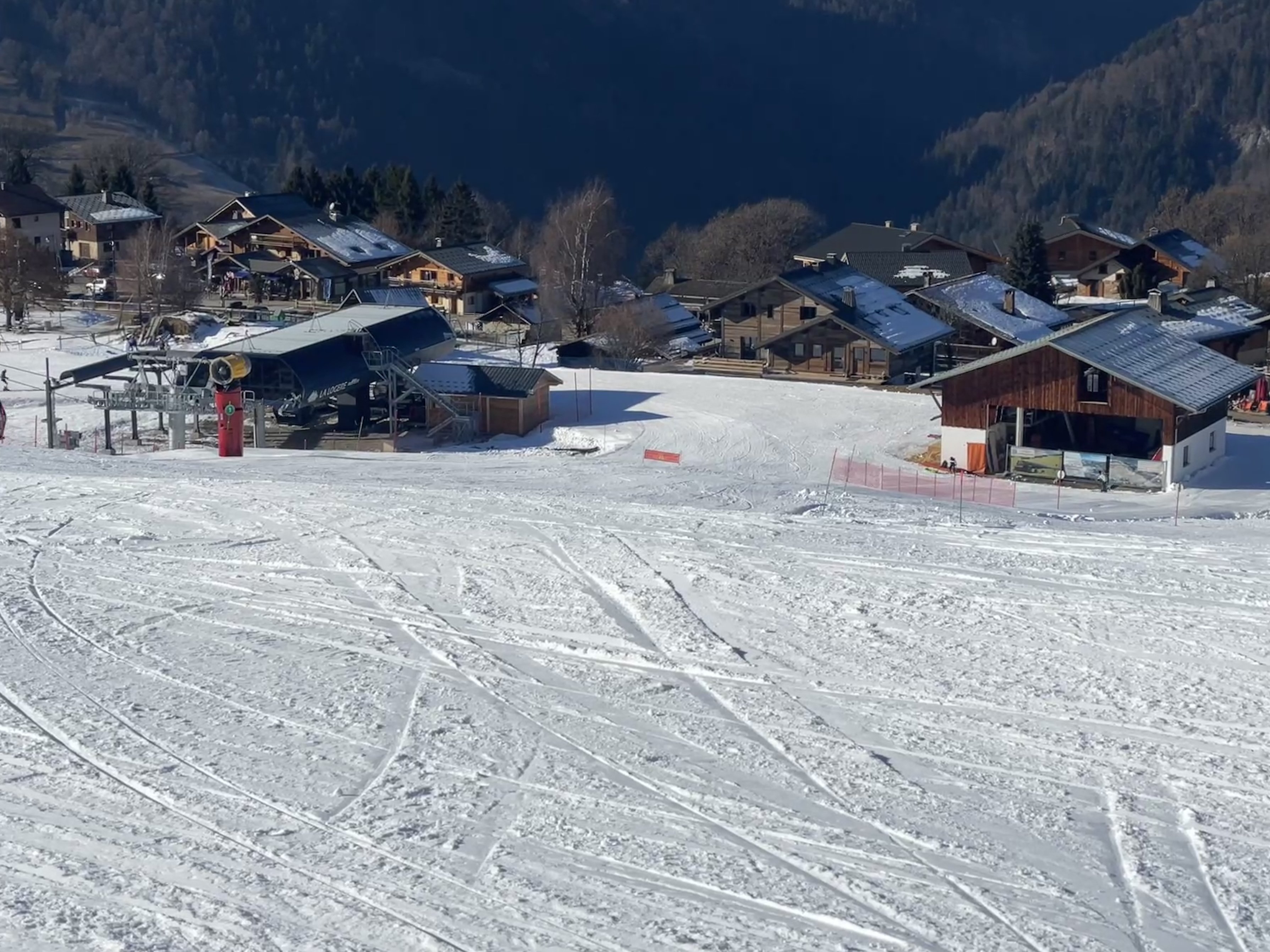 SUR LES PISTES et AU CENTRE du village