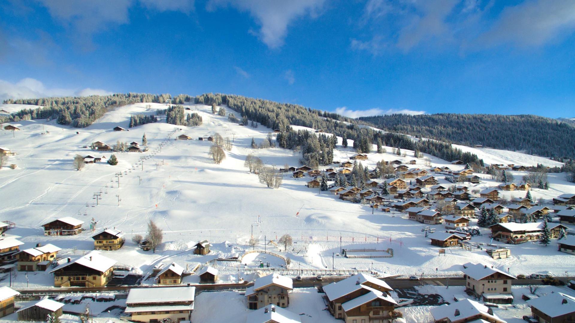 SUR LES PISTES et AU CENTRE du village