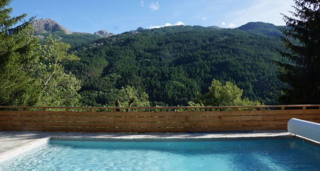 De la terrasse de la piscine, vue sur Serre Chevalier et le nouveau télécabine de Chantemerle, juste en face