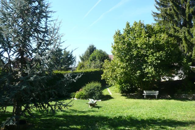 Beau jardin agréable au pied du chalet. Il est délimité de haies.
En Eté comme en hiver, il représente un sympathique terrain de jeu pour les enfants et un lieu de détente pour les grands