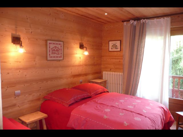Très Jolie chambre avec vue sur le jardin, comportant un lit double et un lit simple.
De nombreux placards permettent de jouir de tout l'espace et de s'installer comme "à la maison". 