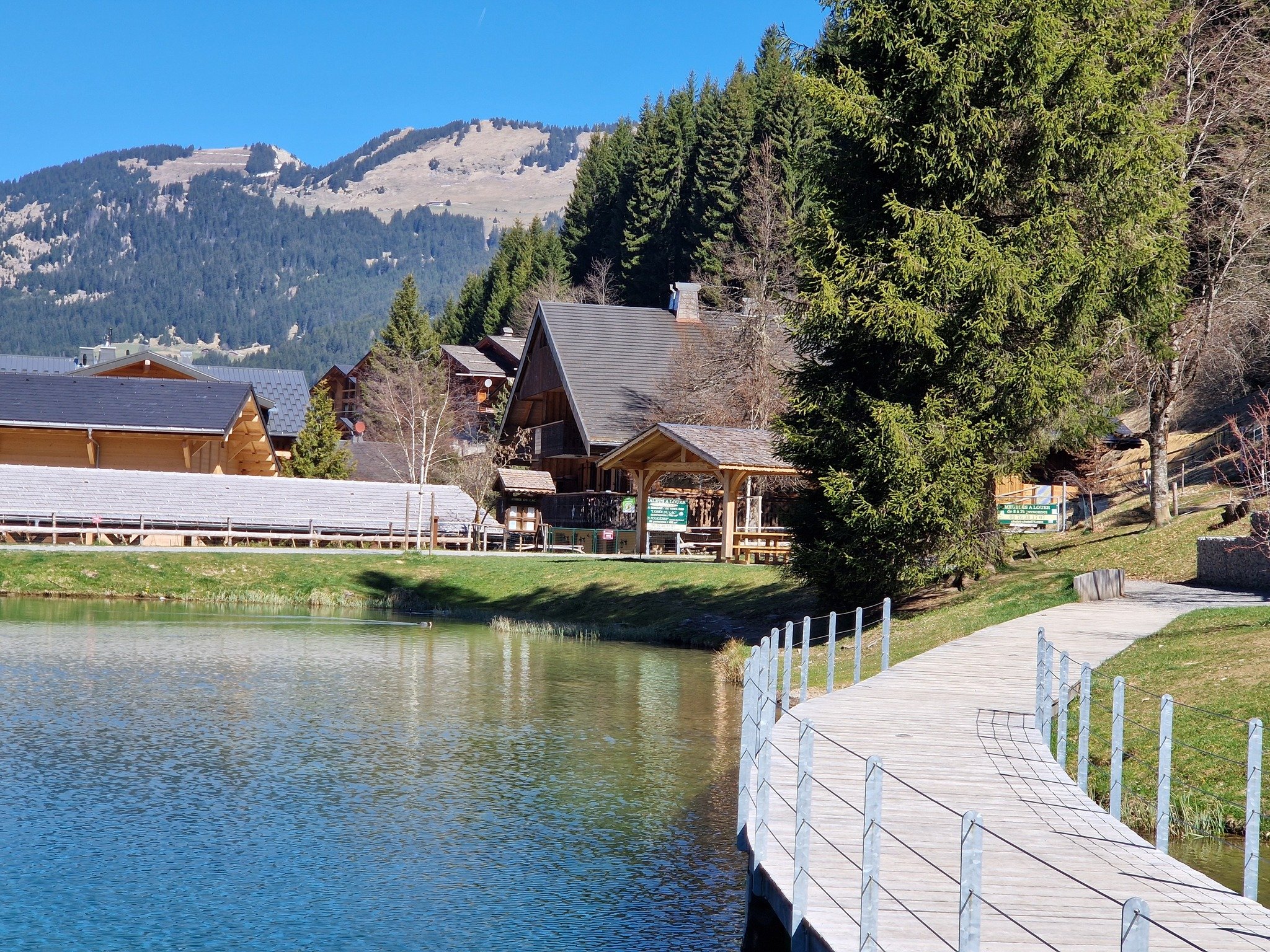 le chalet avec l'abris 7 voitures vue du lac 
