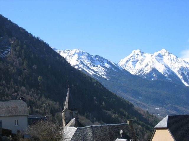 Vue depuis la terrasse du Massif du Néouvielle classé UNESCO, et de SAINT-LARY SOULAN.