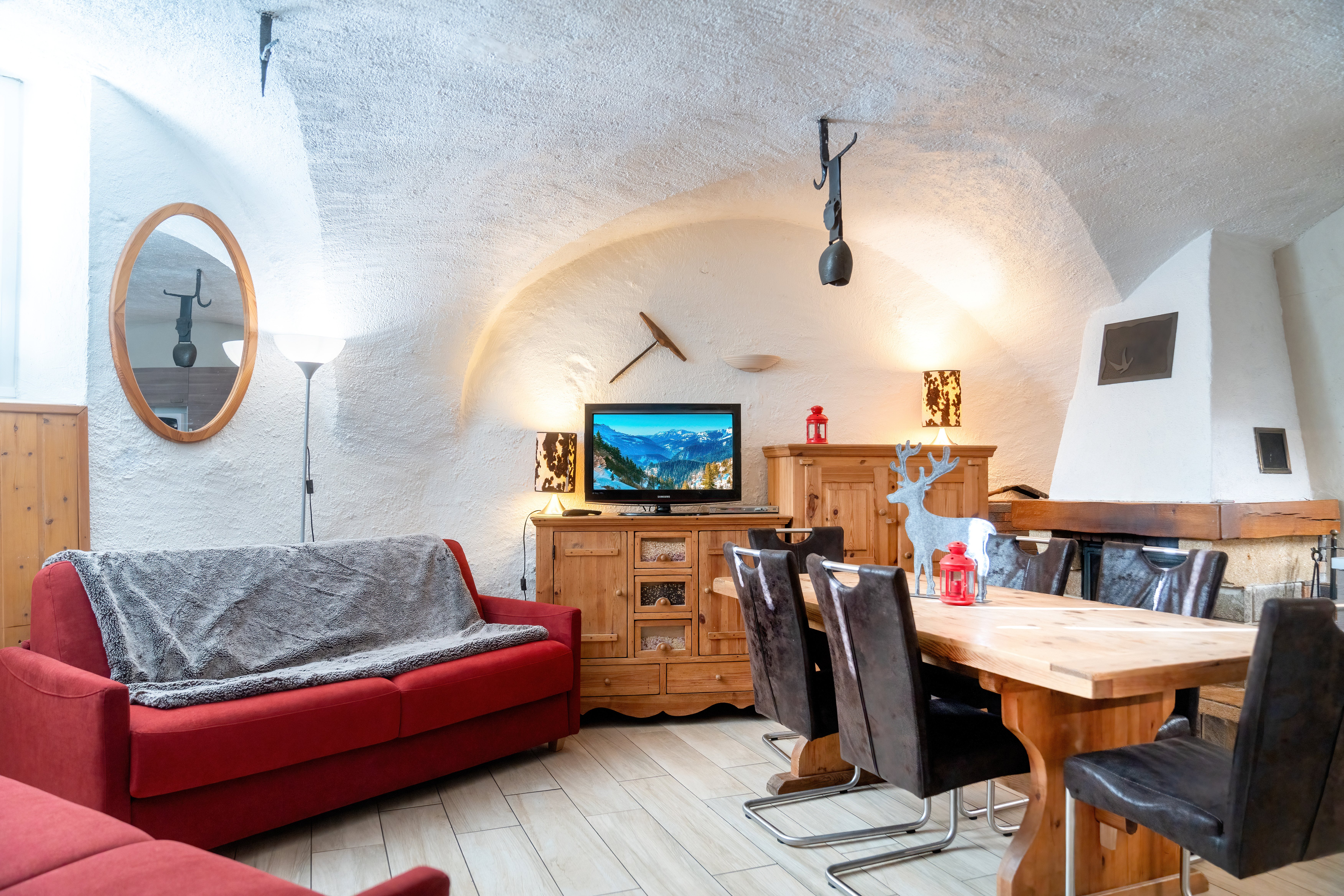Salle voûtée avec cuisine hyper-équipée et cheminée avec insert