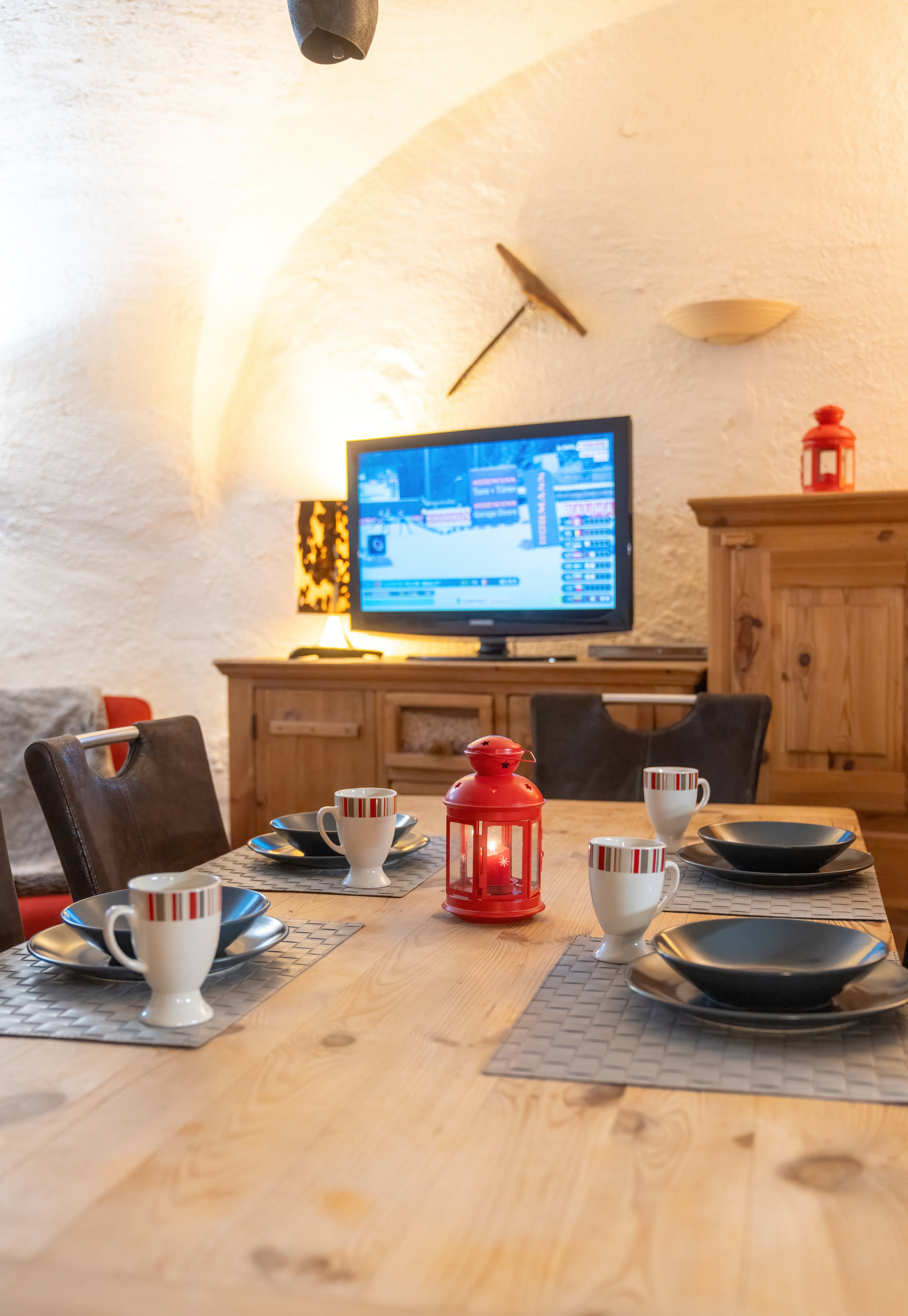 Grande table de ferme dans la salle voûtée