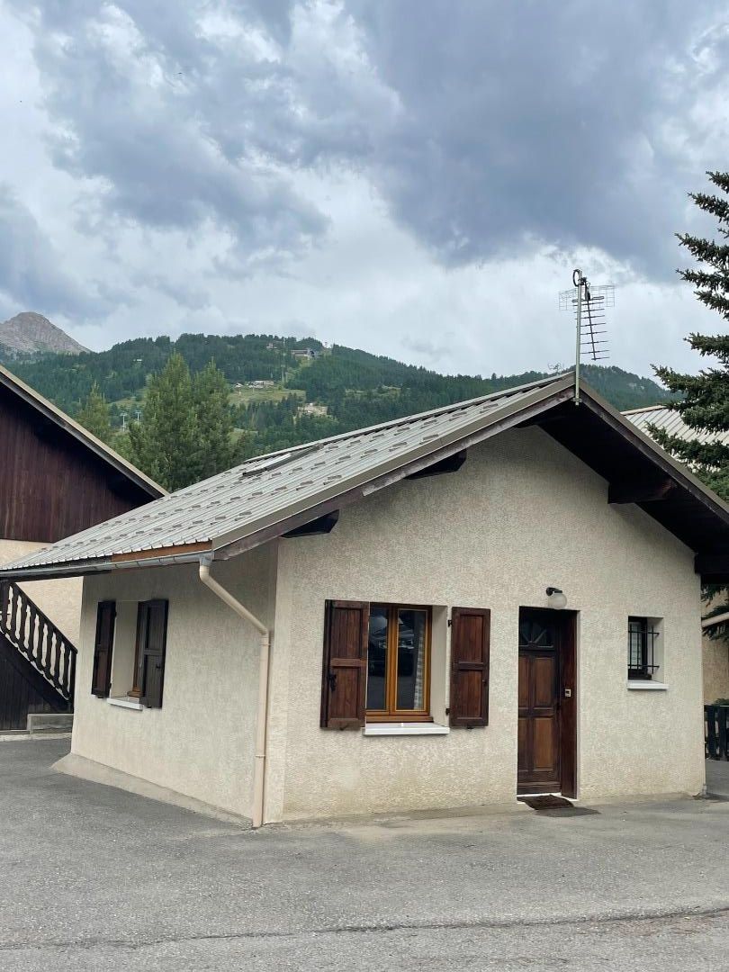 L'extérieur du chalet indépendant avec son parking privatif à droite