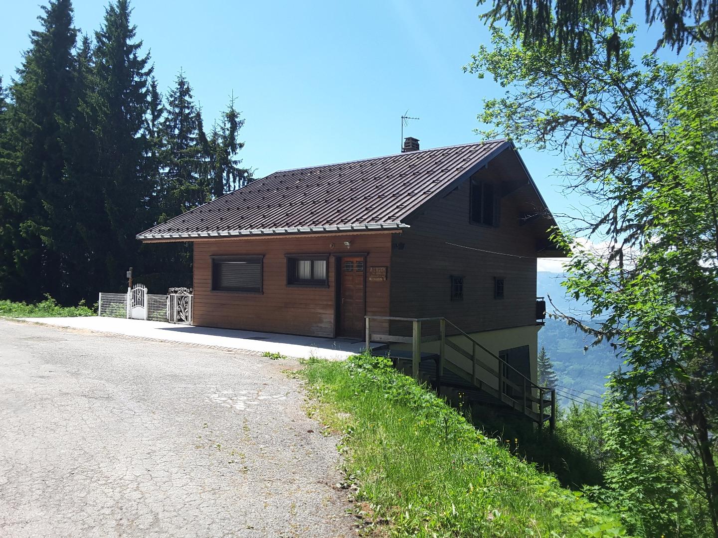 CHALET  " Le petit bellatrait " ÉTÉ  
Vue en arrivant par la seule route  "Allée Paul Chataing"