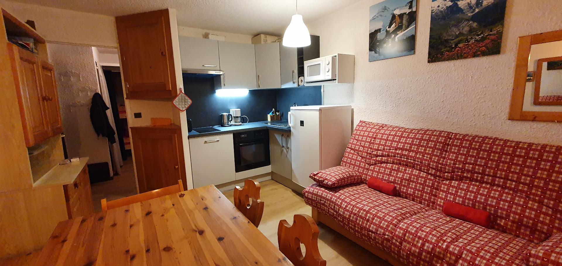 Pièce principale rénovée en, octobre 2022 ( kitchenette et sol )  la porte donne directement sur un palier à l'extérieur.