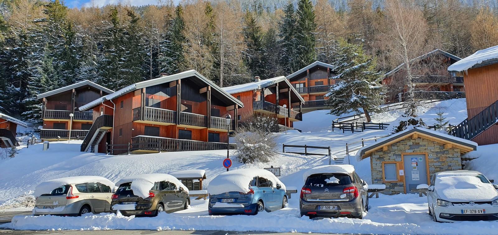 Parking en contrebas des chalets. Le 72 est  à mi-pente.