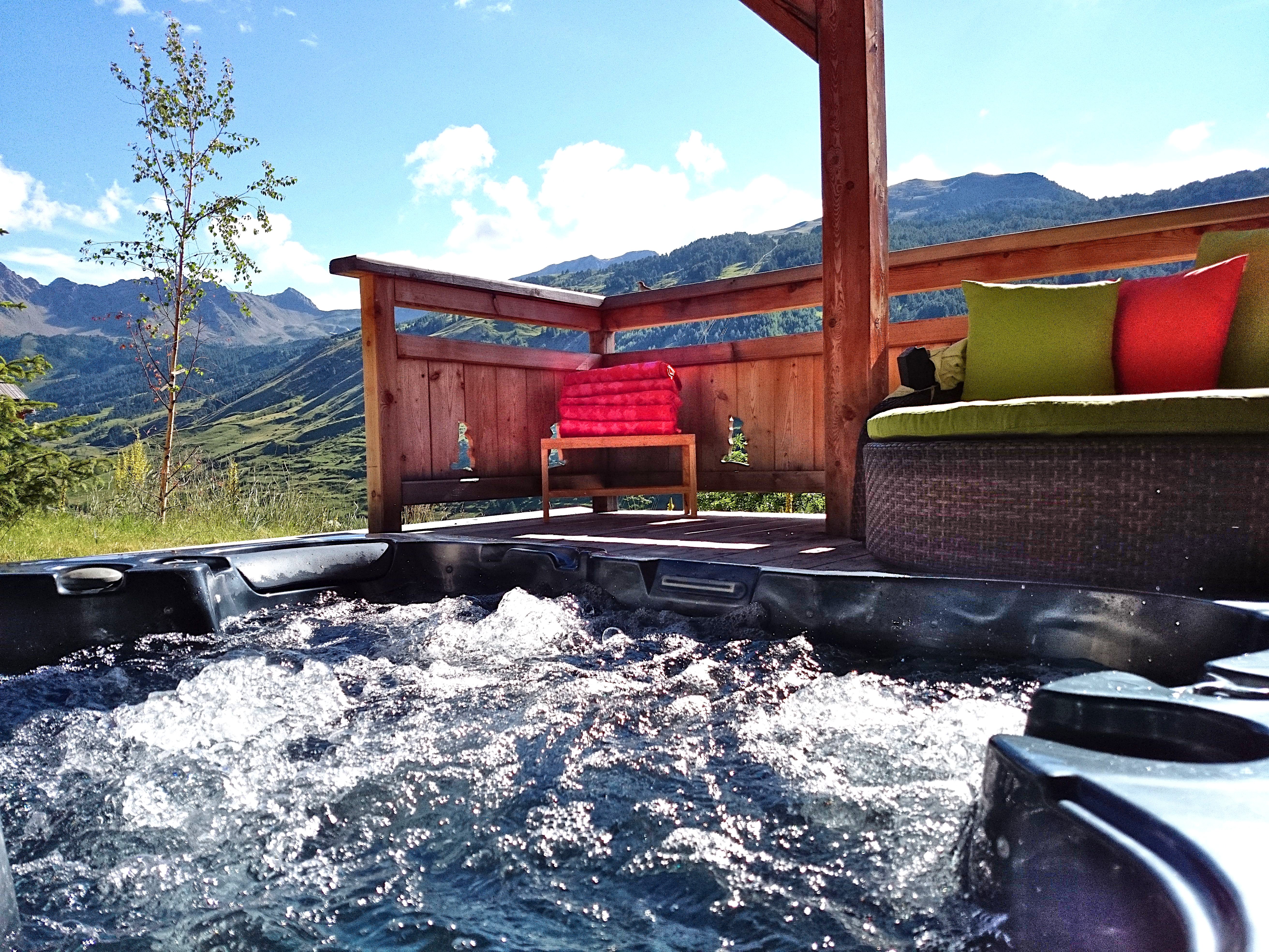 CHALET 18 PERSONNES PISCINE SAUNA ET JACUZZI VUE MONTAGNE ET PISTES