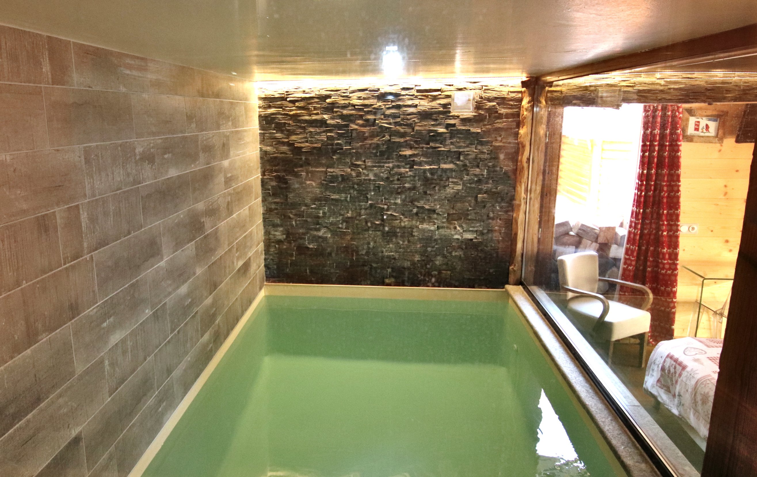 CHALET 18 PERSONNES PISCINE SAUNA ET JACUZZI VUE MONTAGNE ET PISTES