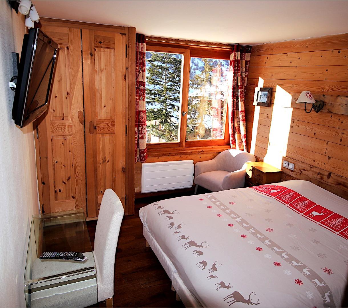 La chambre 3 au R0 meublée de 2 lits simples qui peuvent faire 1 grand lit rapprochés. Cette chambre, face aux pistes, possède une salle de douche privative avec WC.