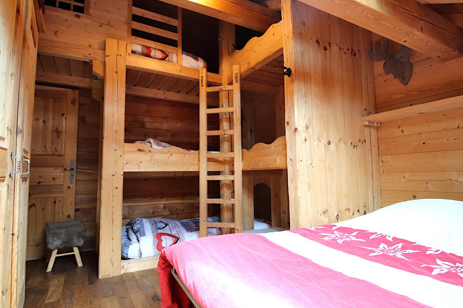 La chambre 5 au R2 qui propose 4 couchages en lits superposés, et un canapé-lit en 160. 