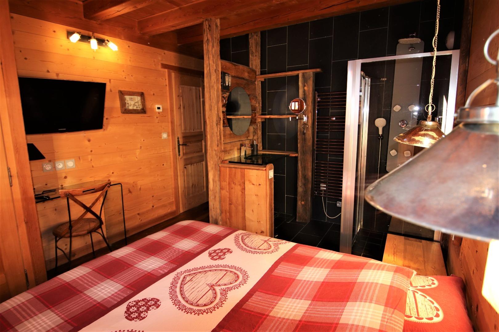  Chambre 4 en suite du Chalet A à Vars, avec salle de douche privative attenante, décoration entièrement en bois dans un esprit chalet montagne authentique intimité et confort pour chaque groupe de voyageurs