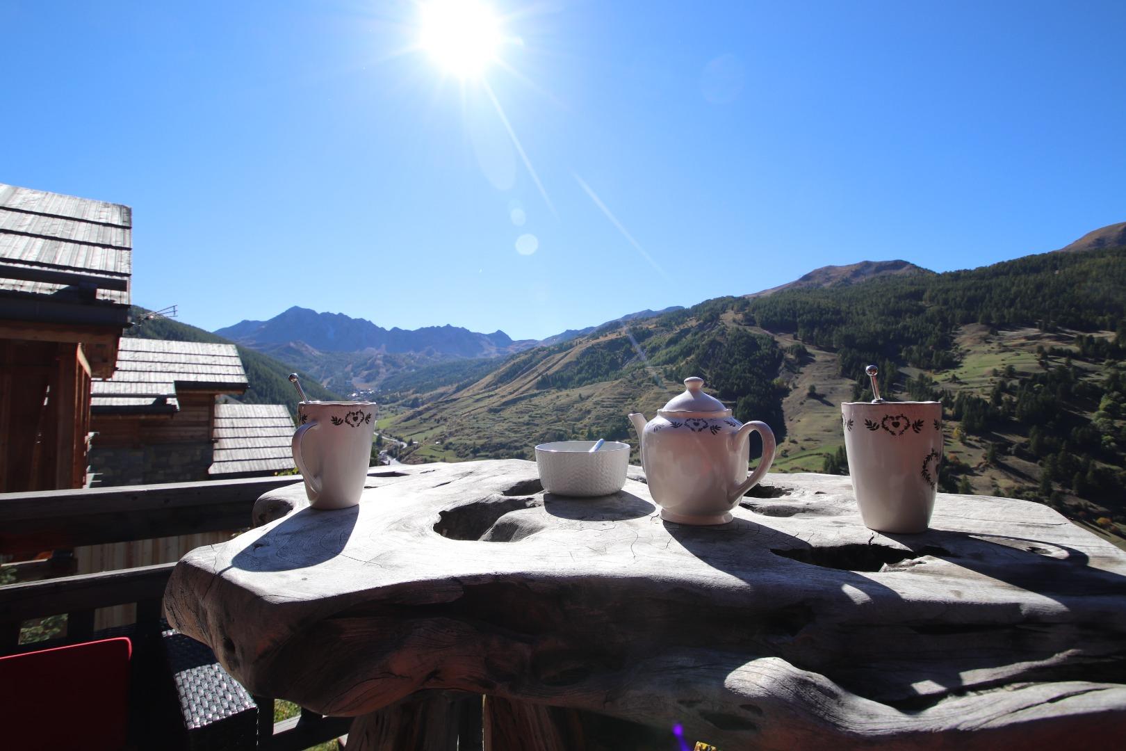 CHALET 18 PERSONNES PISCINE SAUNA ET JACUZZI VUE MONTAGNE ET PISTES