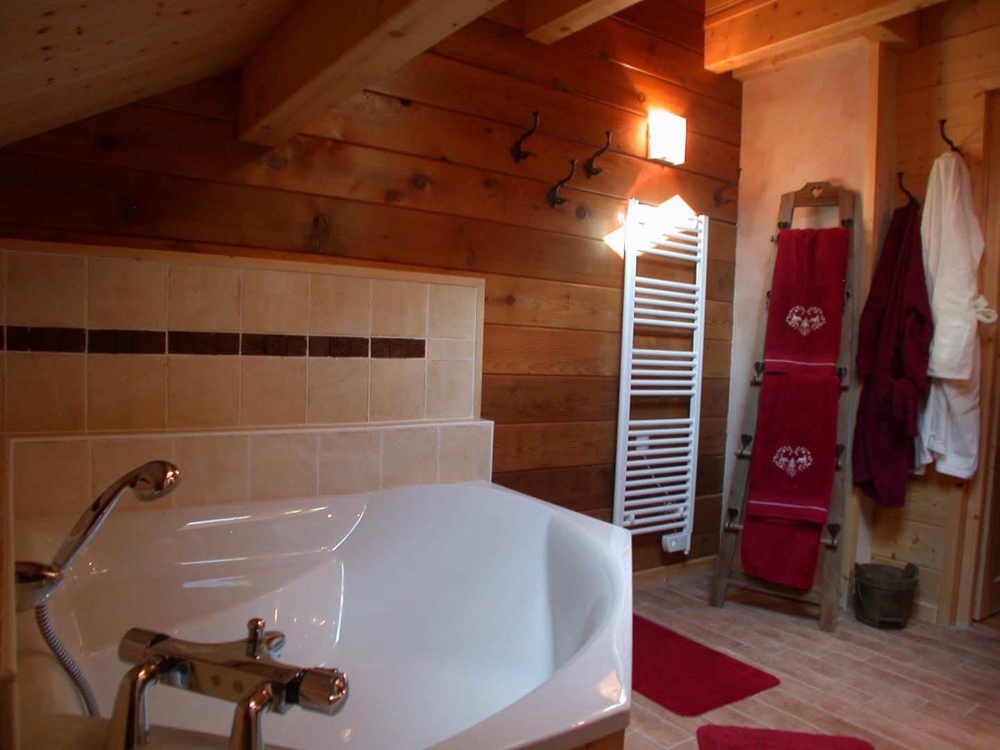salle de bain avec baignoire en angle au premier étage  et une douche en plus