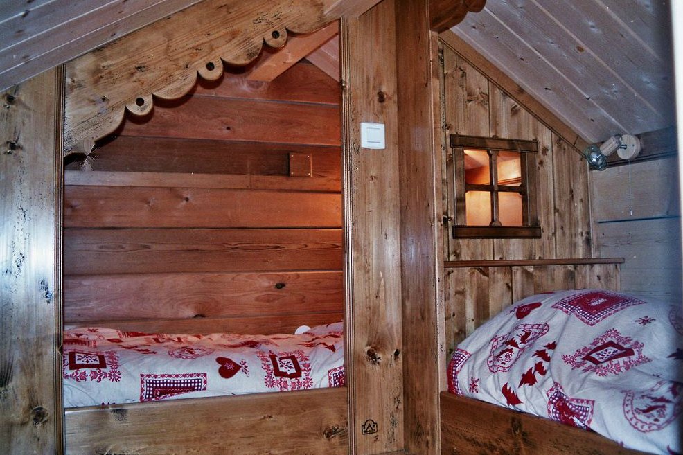 deux lits séparés dans le sous pente cabane