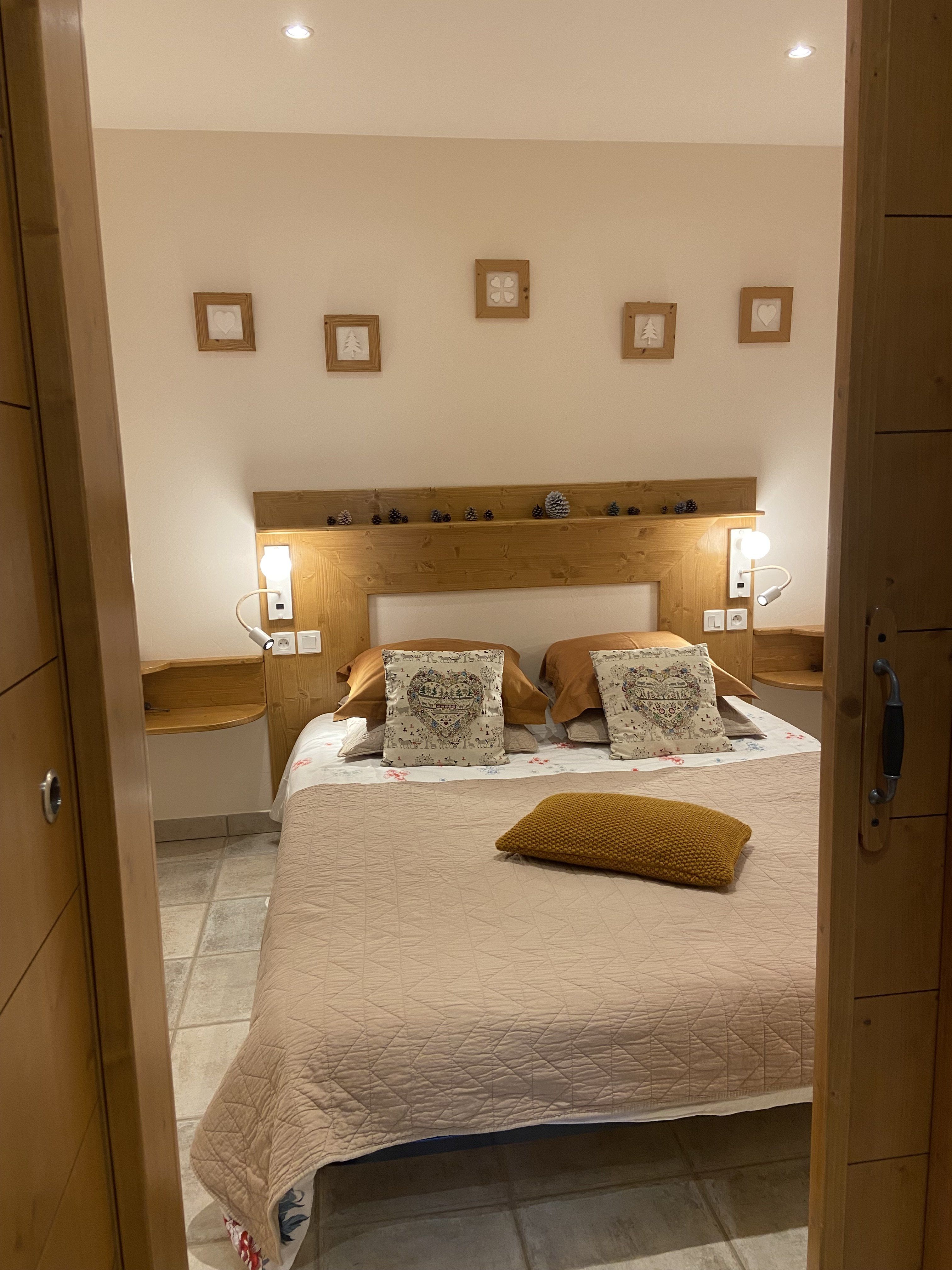 2 pièces dans chalet, chambre, parking privé