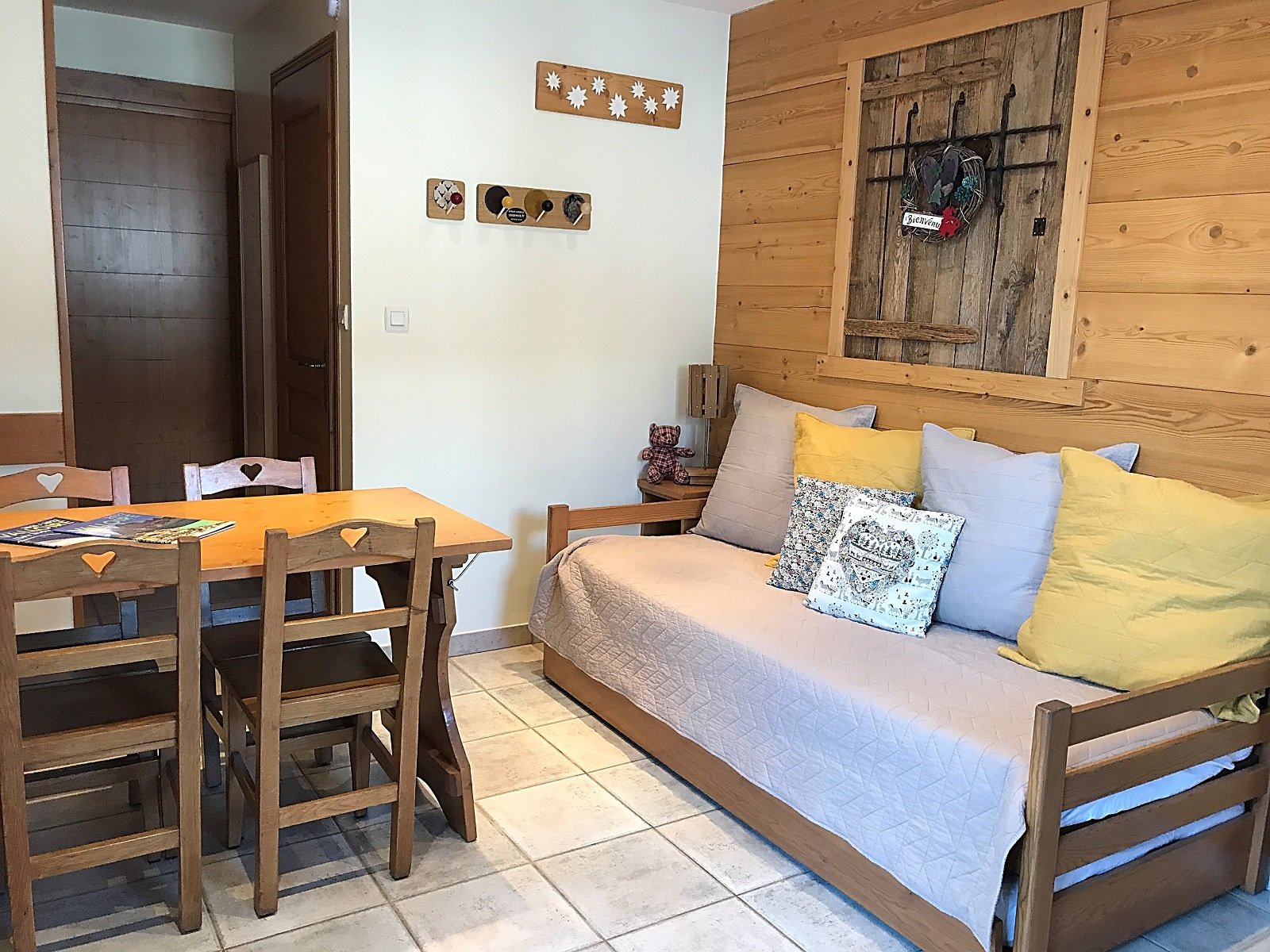 2 pièces dans chalet, chambre, parking privé