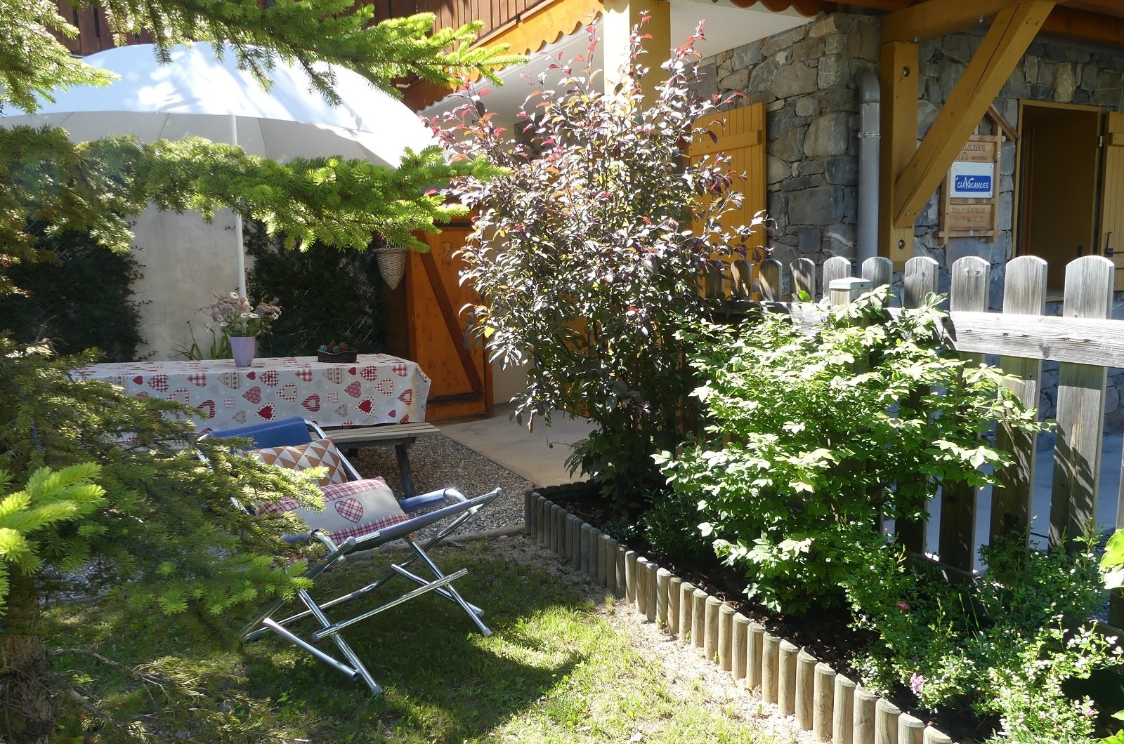 2 pièces dans chalet, chambre, parking privé