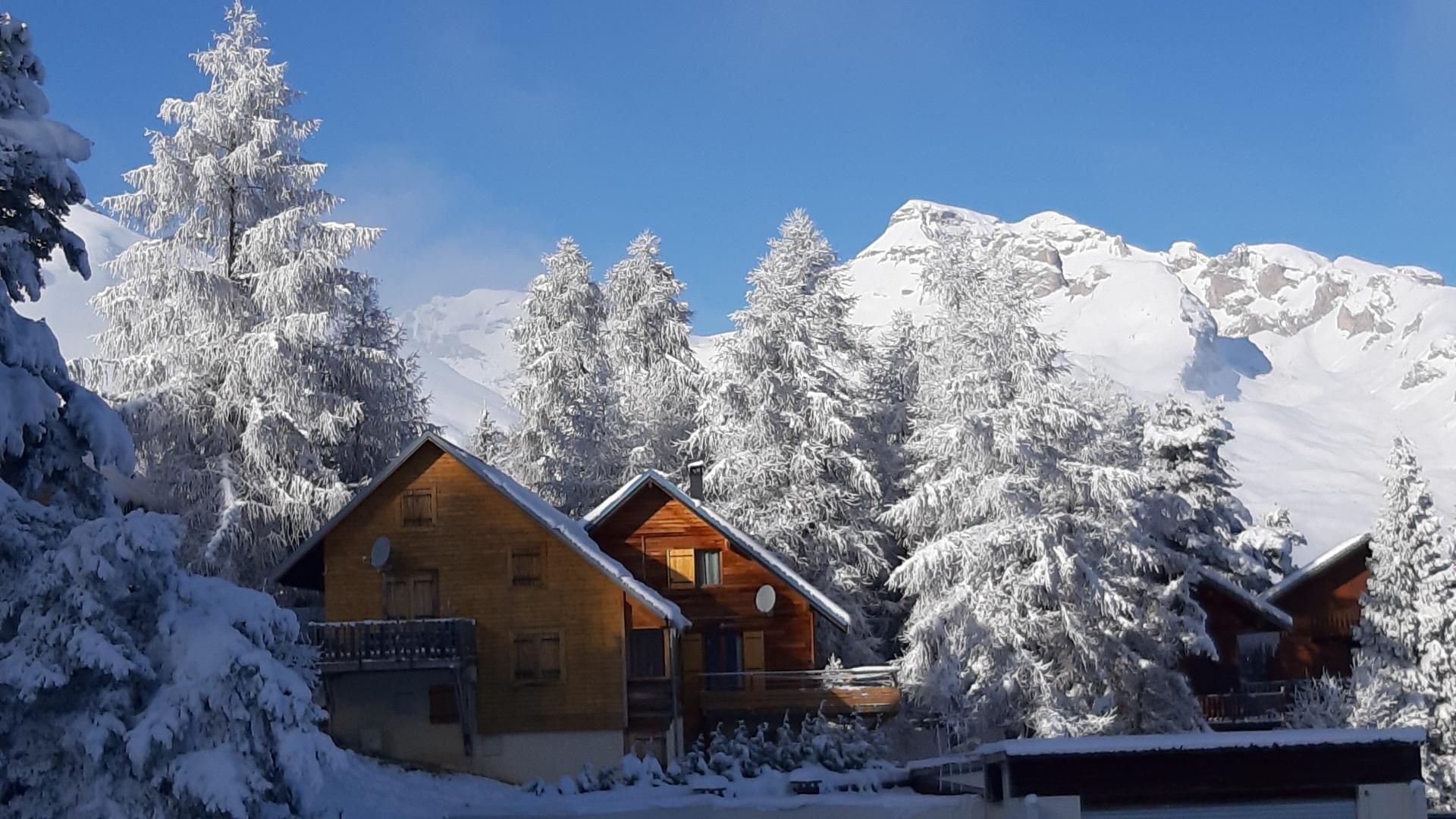Chalets au pied des pistes de la Joue du Loup.