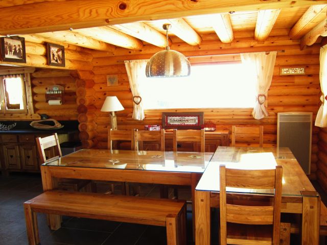Salle à manger avec tables  16 couverts.