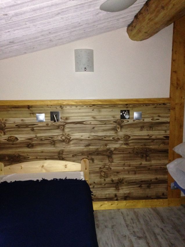 EN HAUT :
Petite chambre fermée avec lit gigogne (lit tiroir qui se met à hauteur quand on le tire )
petite fenêtre 
télévision
