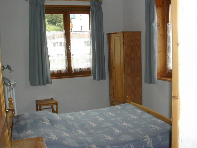 EN BAS :
Grande chambre  avec lit double,
Très lumineuse (2 grandes fenêtres)


