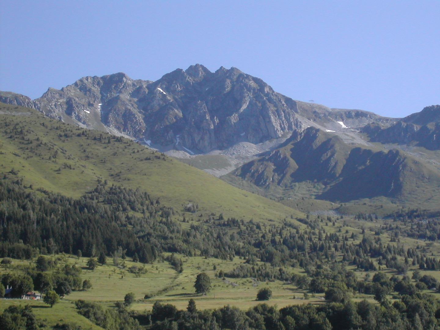 Vue l'été  depuis la terrasse (coté ouest)  sur le massif de la Lauzière :
