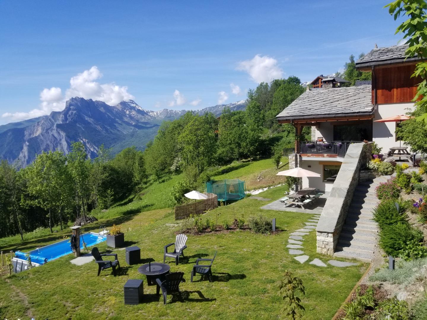 CHALET LE PUISOT LUXUEUX AVEC SAUNA PISCINE AVEC VUE IMPRENABLE SUR LES MONTAGNES