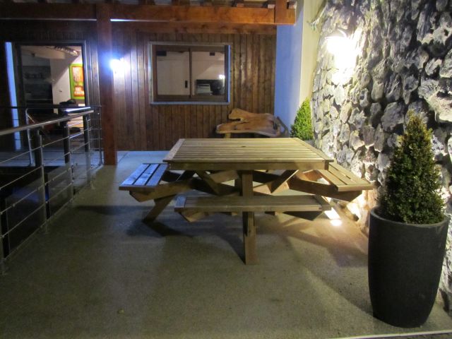 Terrasse sud le soir: éclairage encastré dans un sol en résine petits cailloux, pour une AMBIANCE très agréable ...