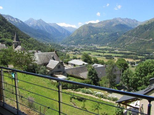 Vue SUD depuis la terrasse du gîte.
On aperçoit SAINT-LARY SOULAN et le Massif du NEOUVIELLE classé patrimoine mondial de l'UNESCO.