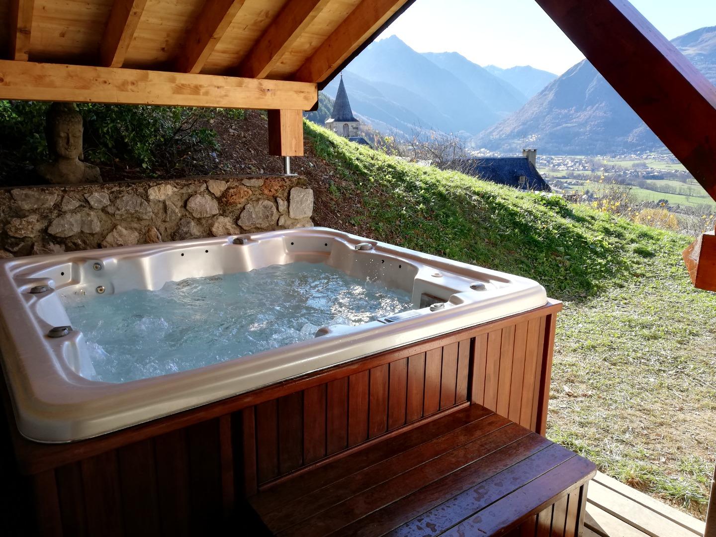 SPA privatif extérieur pour 6 personnes, sans vis à vis, face au Massif du Néouvielle classé au Patrimoine Mondial de l'UNESCO