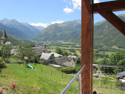 Vue SUD depuis la terrasse sur le village de CAMPARAN, SAINT-LARY SOULAN à 3 kms et le Massif du NEOUVIELLE classé patrimoine Mondial de l'UNESCO à 20 mn.