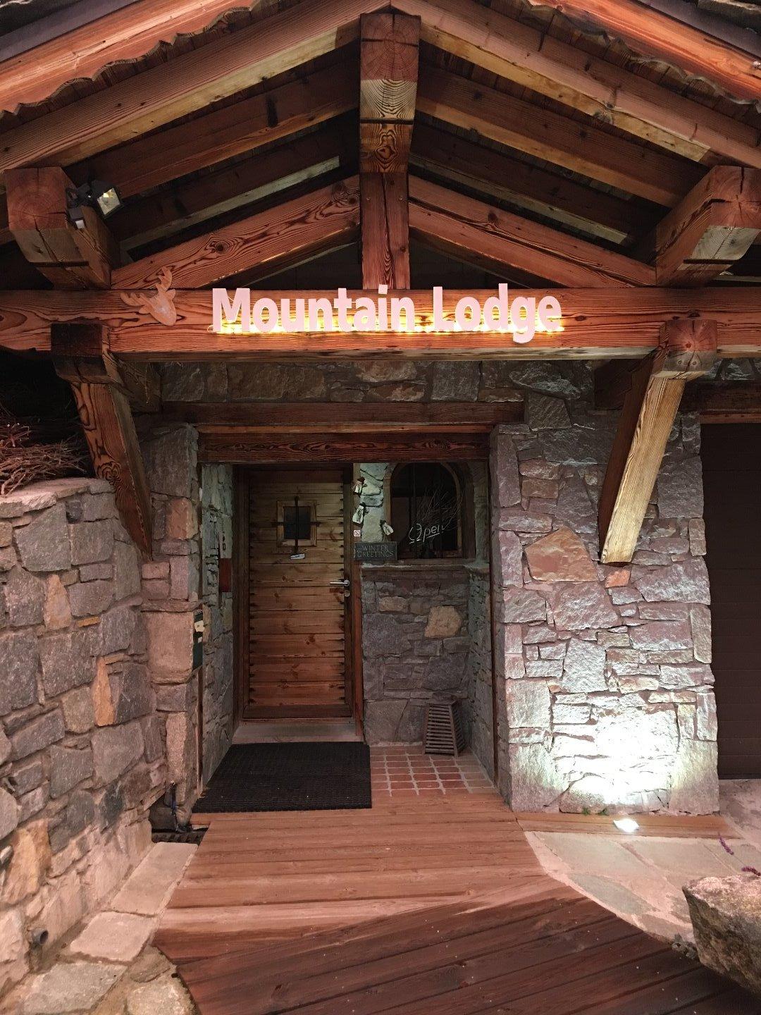 MOUNTAIN LODGE (de 8 à 10 personnes) CHALET MONTAGNE DE LUXE