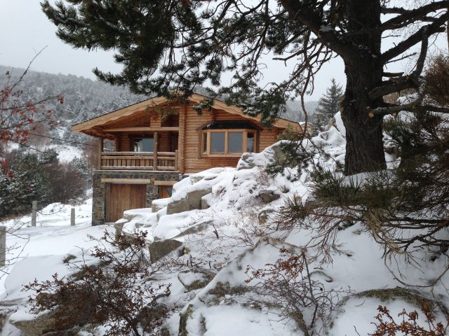 MAGNIFIQUE CHALET 4 FACES EN RONDINS DE BOIS AVEC SOUBASSEMENT EN PIERRE. Construction récente 2011/2012. Orientation plein Sud, vue imprenable sur les massifs de Cerdagne. Haut niveau de confort.Tradition montagnarde alliée à un design intemporel. 