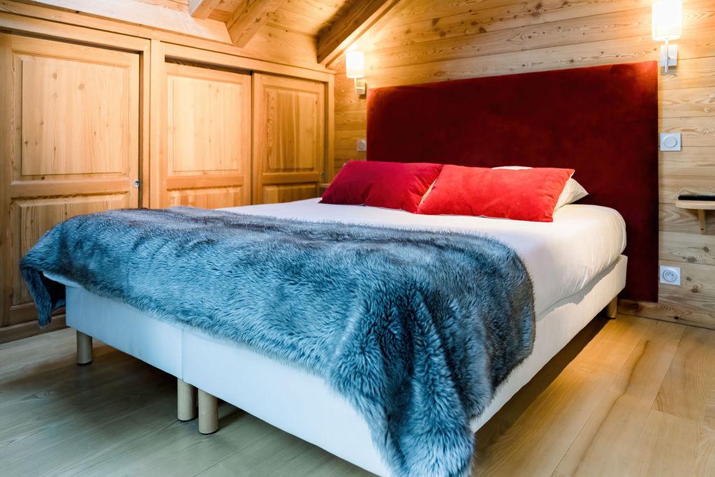Chambre 1 avec 1 lit double en 160 ou 2 lits en 80, écran-plat avec grand balcon plein sud, vue sur la montagne