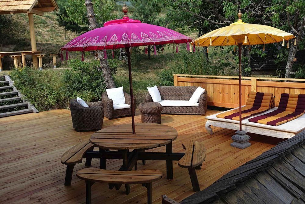 Terrasse 60m2 avec table ronde 8 places (possibilité table de 8 places supplémentaires) et salon balinais. Larges balcons tout autour du chalet avec hamacs et chaises longues.