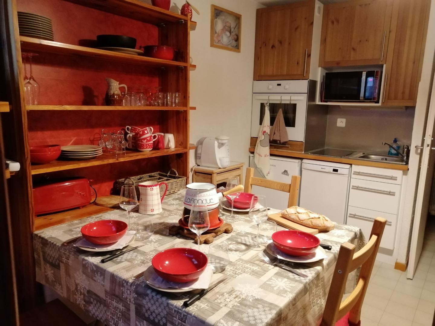 Coin cuisine et coin repas. La cuisine est entièrement équipée, four multifonction, micro onde, lave vaisselle...