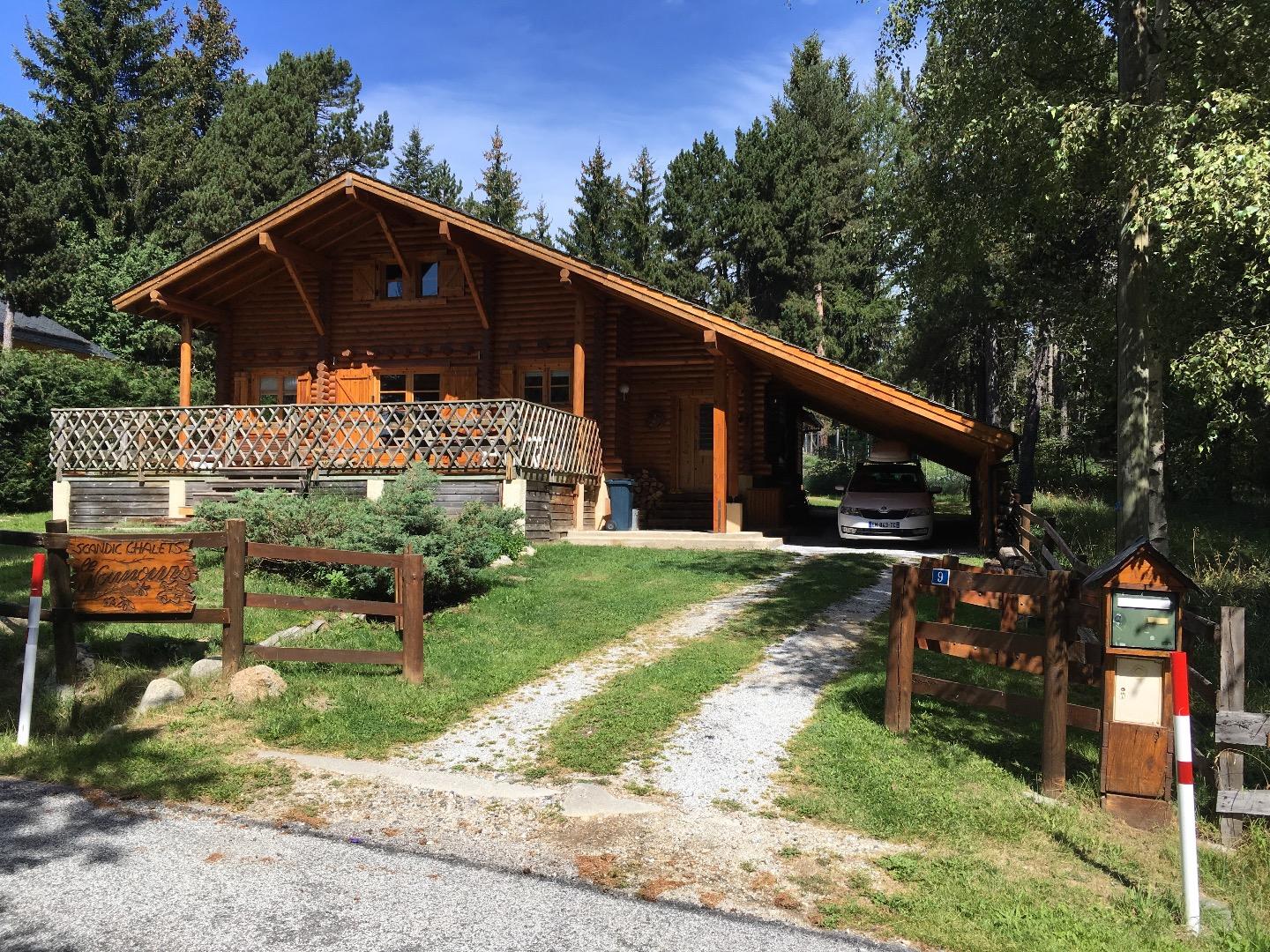 Eté: Chalet avec abri voiture 