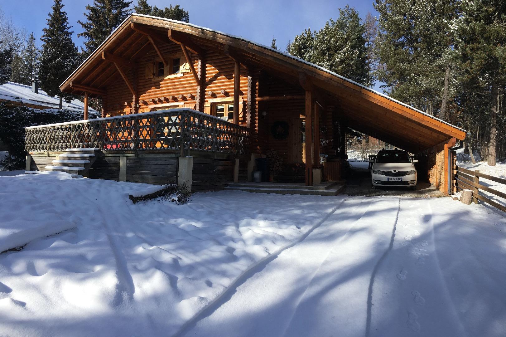 Chalet en hiver, vue de la rue des Sapinettes