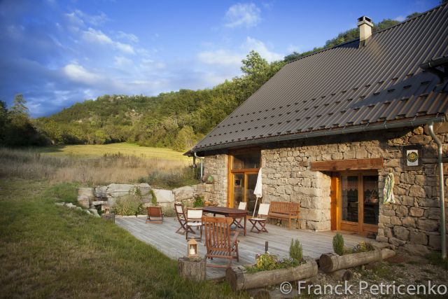 La façade ouverte sur le jardin de plusieurs centaines de m² et l'accès à l'immense prairie !