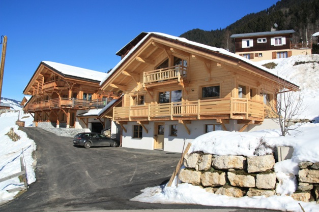 Chalet La Boule de Gomme avec SAUNA, Cheminée, luge devant le chalet VTT électriques