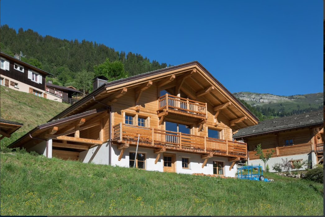 Chalet La Boule de Gomme avec SAUNA, Cheminée, luge devant le chalet VTT électriques