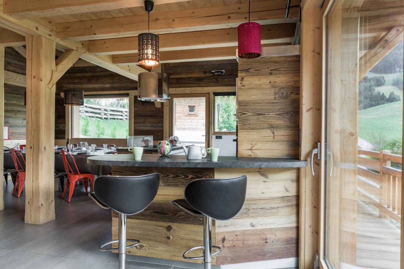 Chalet La Boule de Gomme avec SAUNA, Cheminée, luge devant le chalet VTT électriques