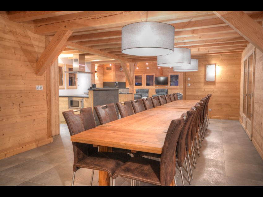 Salle à manger pouvant accueillir 20 personnes
