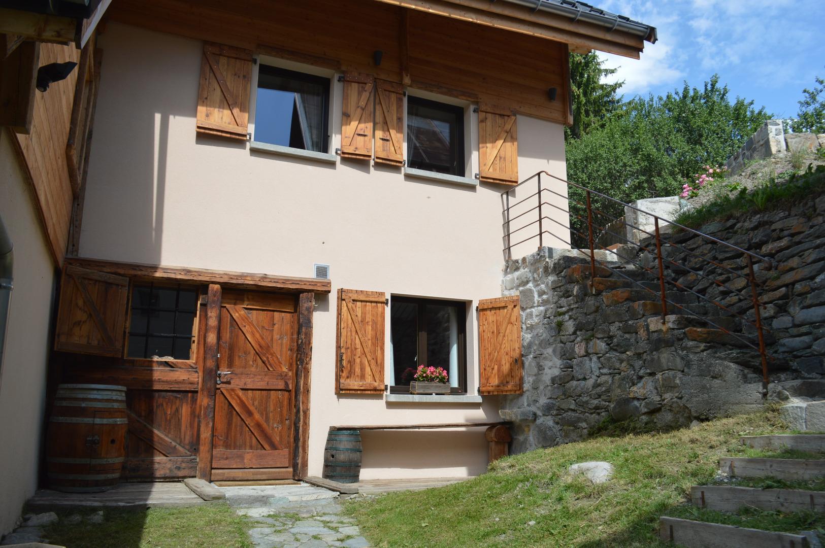 Entrée du chalet et montée au jardin par l´escalier en pierre