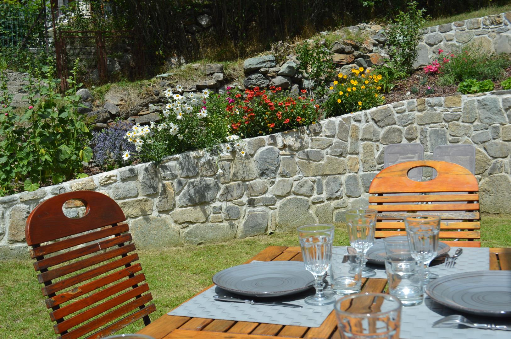 Profitez du jardin privé, ensoleillé et fleuri