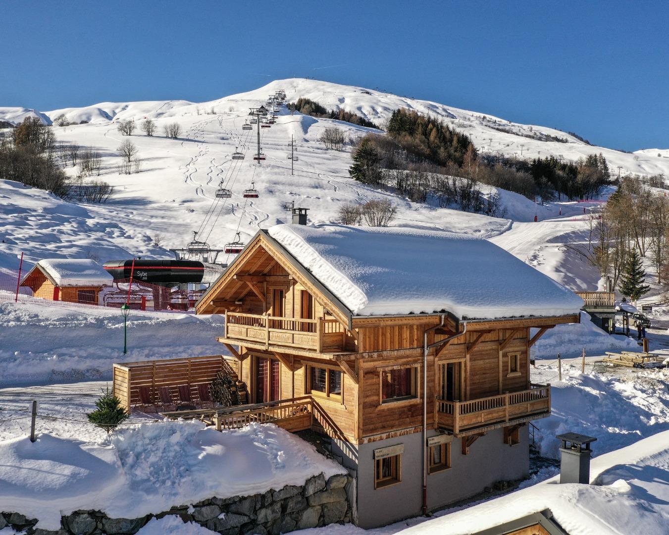 Chalet L'étoile Filante face aux pistes, chalet de standing 15 personnes 6 chambres, 5 sdb, sauna